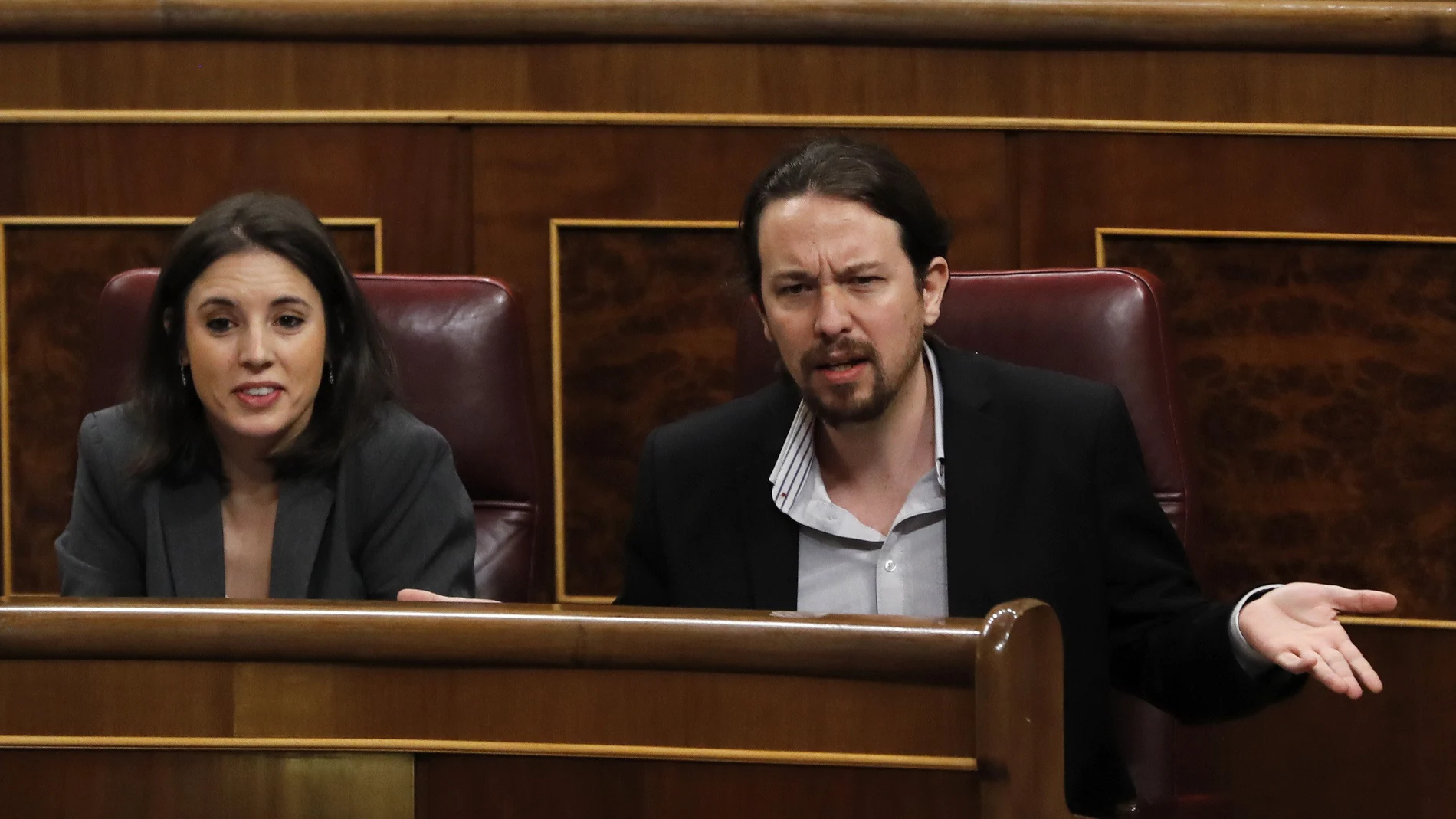 El secretario general de Podemos, Pablo Iglesias, junto a la portavoz del grupo Irene Montero