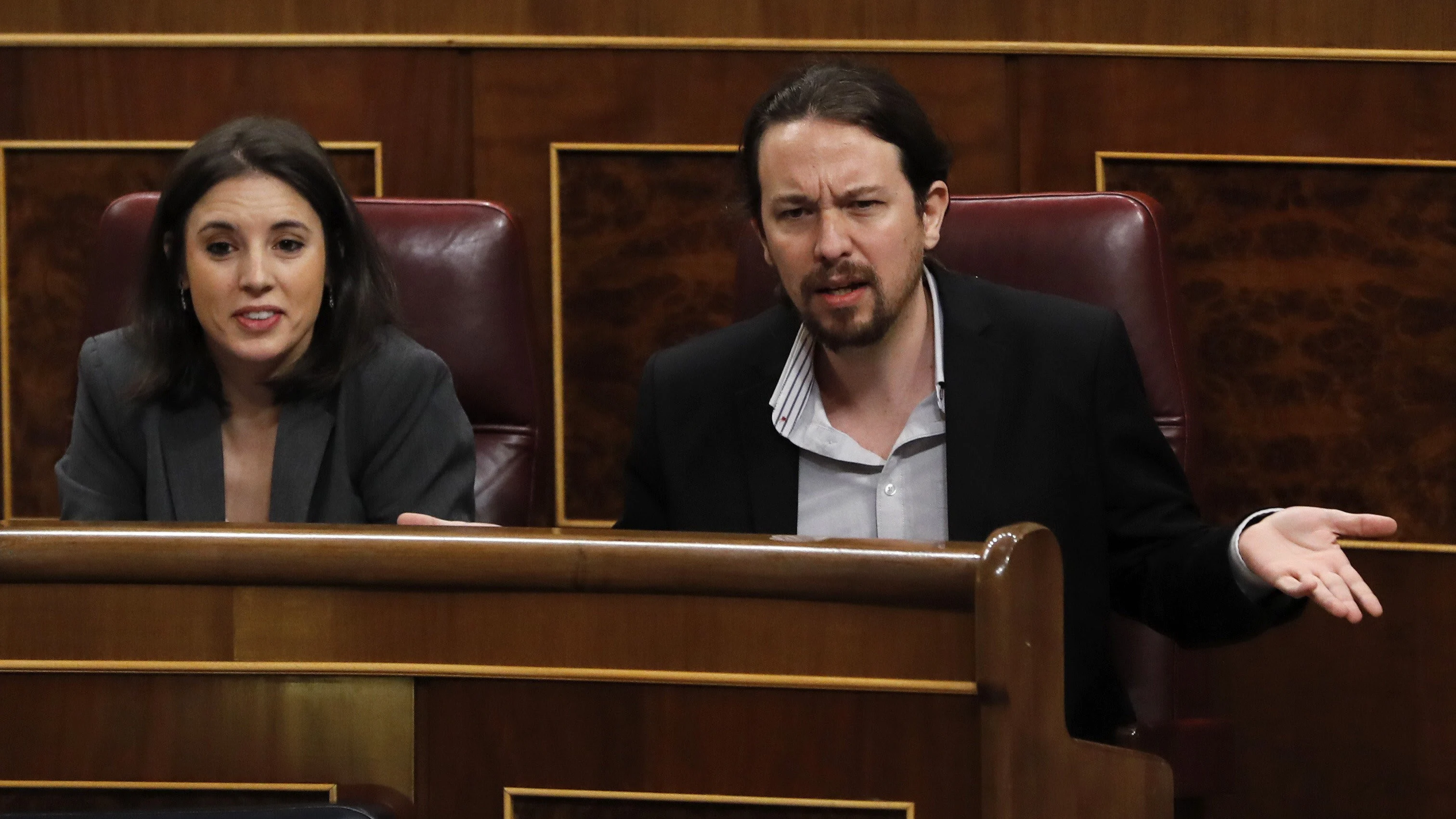 El secretario general de Podemos, Pablo Iglesias, junto a la portavoz del grupo Irene Montero