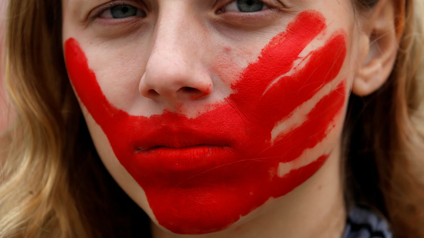 Una mujer protesta contra la violencia sexual en Brasil Una mujer protesta contra la violencia sexual en Brasil