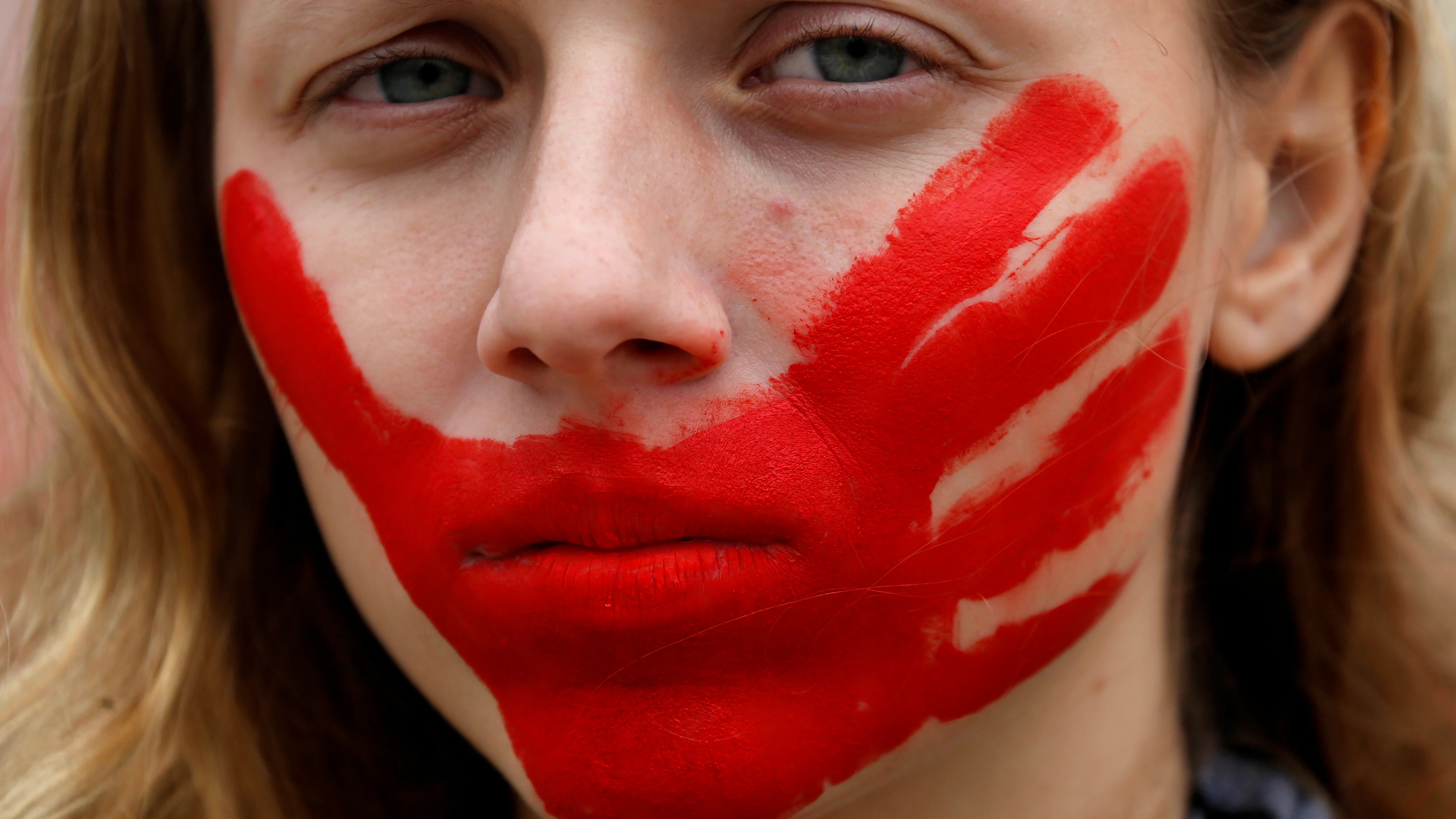 Una mujer protesta contra la violencia sexual en Brasil