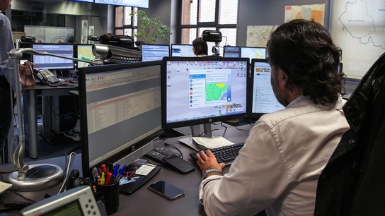 Un empleado en la sala de emergencias 112 Un empleado en la sala de emergencias 112