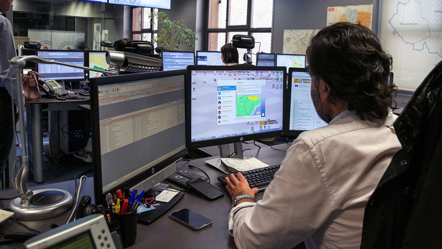 Un empleado en la sala de emergencias 112
