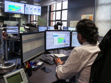 Un empleado en la sala de emergencias 112 Un empleado en la sala de emergencias 112