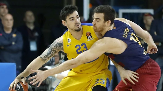 Víctor Claver luchando un balón con Joe Alexander Víctor Claver luchando un balón con Joe Alexander