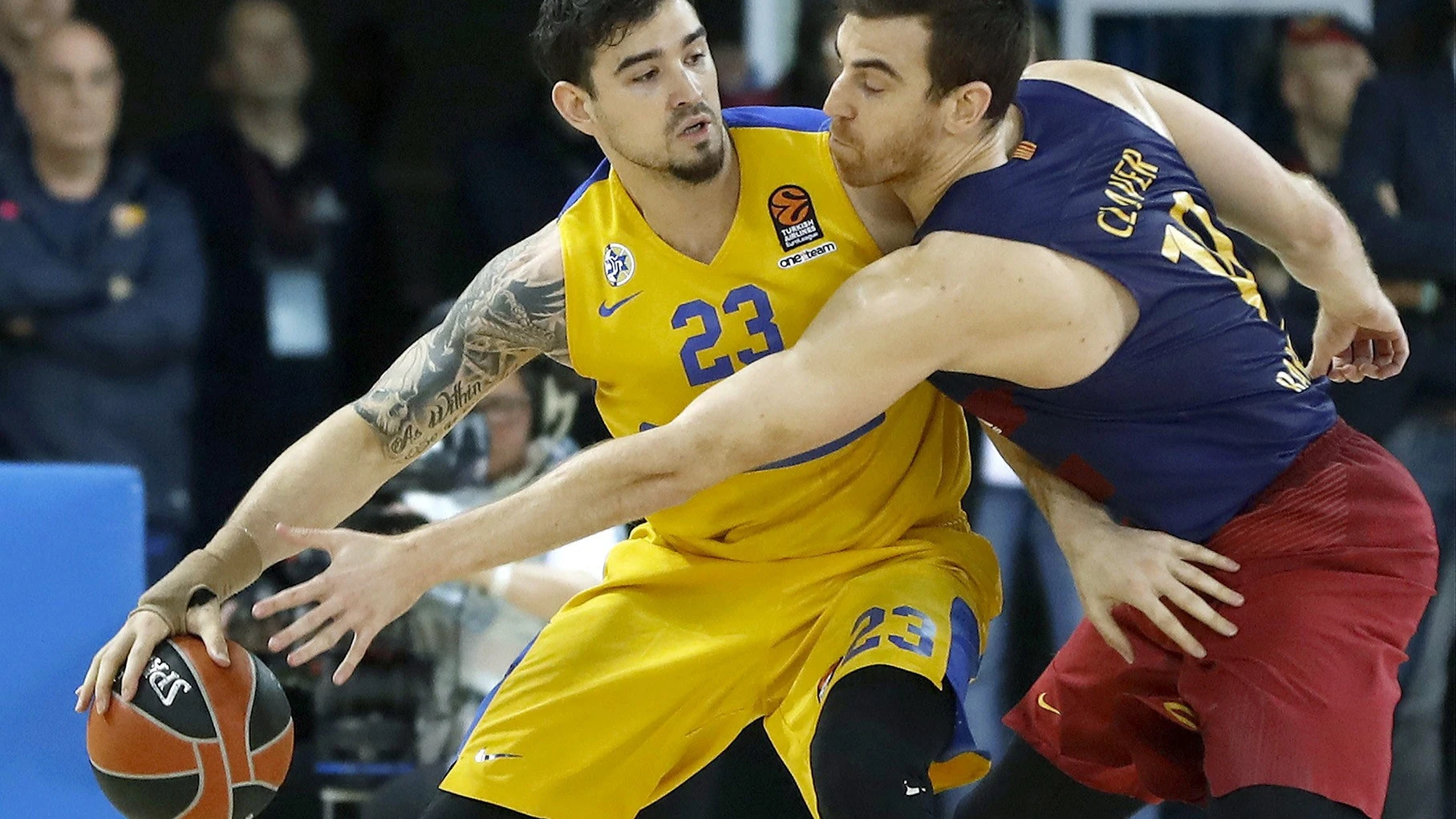 Víctor Claver luchando un balón con Joe Alexander