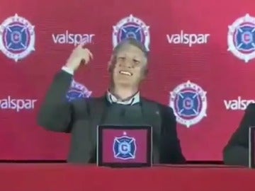 Bastian Schwensteiger, hablando con un periodista Bastian Schwensteiger, hablando con un periodista