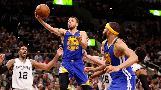 Stephen Curry penetra a canasta ante los San Antonio Spurs Stephen Curry penetra a canasta ante los San Antonio Spurs