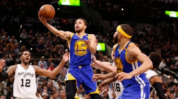 Stephen Curry penetra a canasta ante los San Antonio Spurs