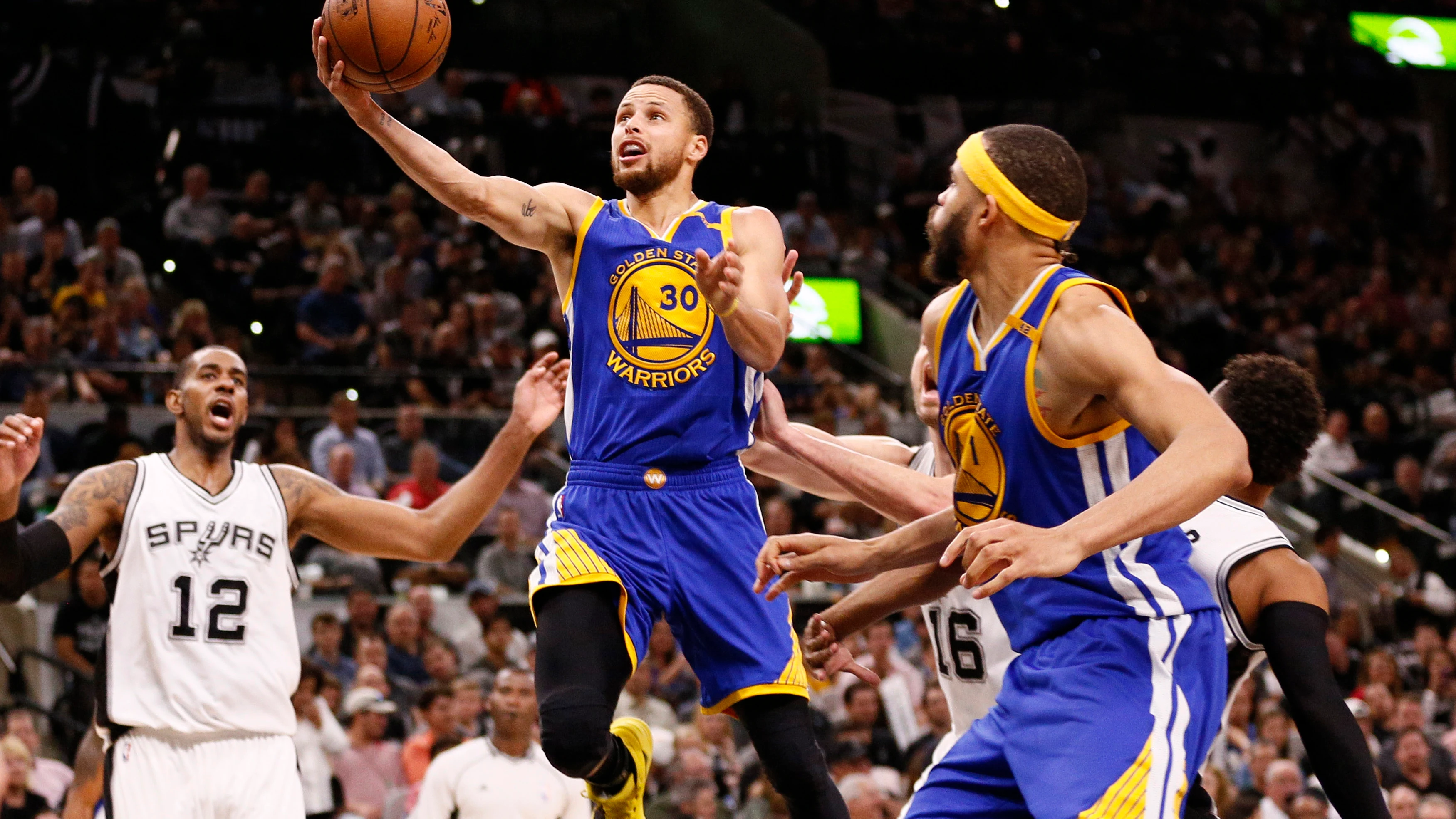 Stephen Curry penetra a canasta ante los San Antonio Spurs