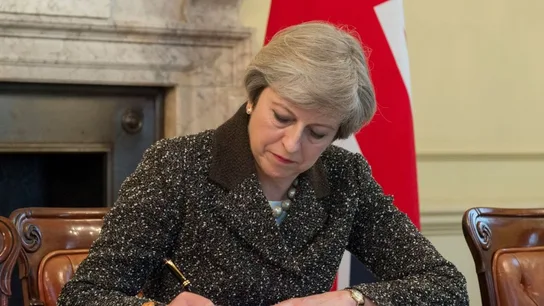 Theresa May firma la carta del 'Brexit' Theresa May firma la carta del 'Brexit'