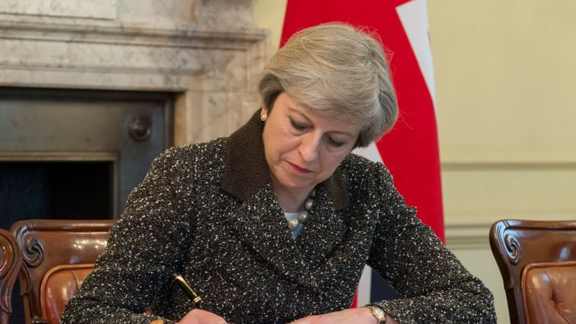 Theresa May firma la carta del 'Brexit'