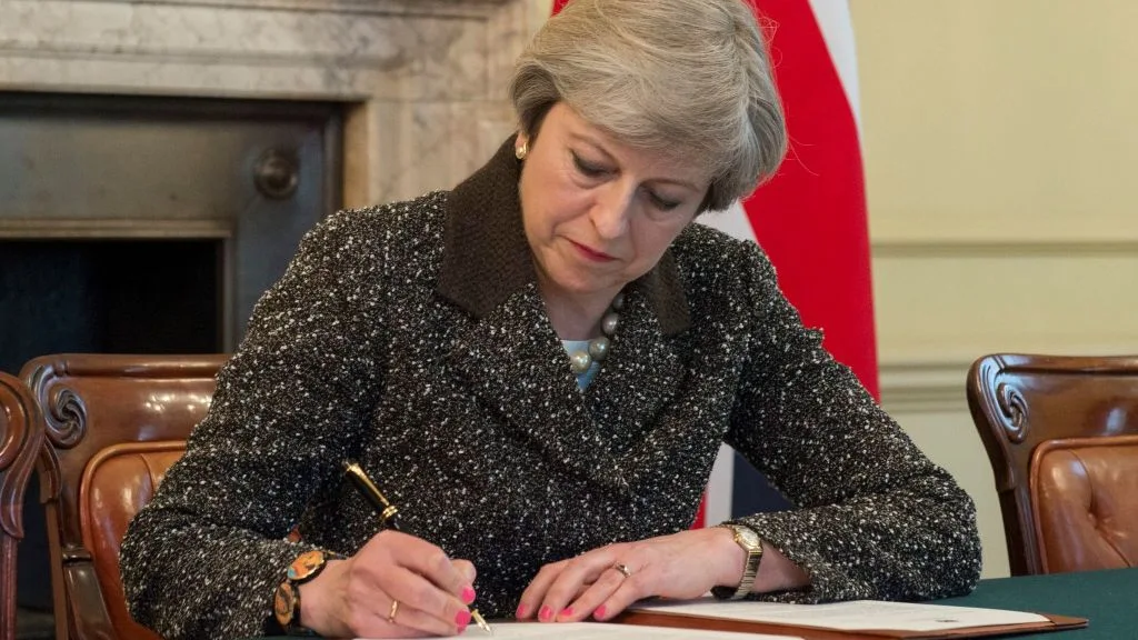 Theresa May firma la carta del 'Brexit'