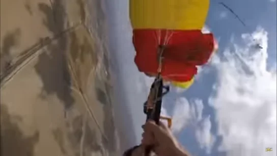 Momento en el que se le enredan los dos paracaídas Momento en el que se le enredan los dos paracaídas