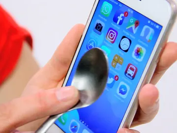 ¿Por qué la pantalla del móvil sólo funciona con el dedo? ¿Por qué la pantalla del móvil sólo funciona con el dedo?