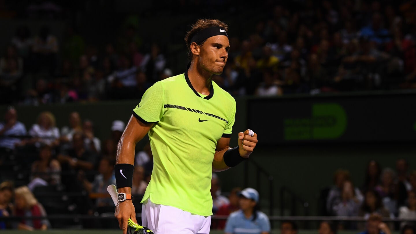 Rafa Nadal levanta el pu&ntilde;o para celebrar la victoria