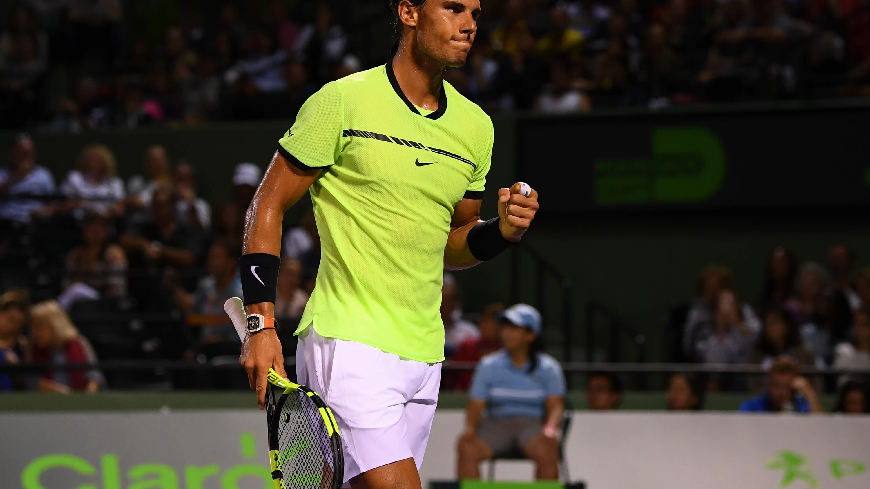 Rafa Nadal levanta el puño para celebrar la victoria