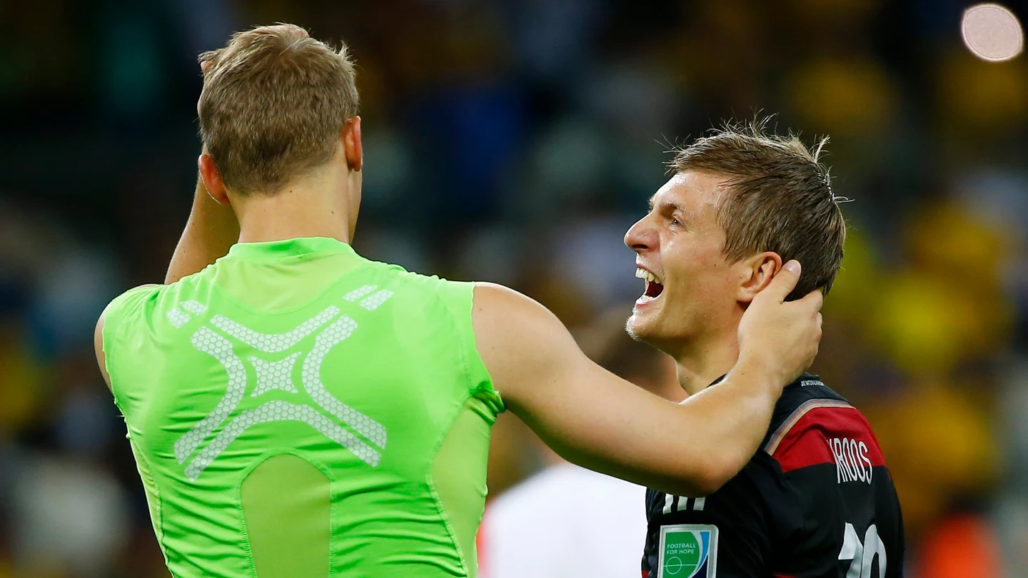 Toni Kroos se ríe junto a Neuer Toni Kroos se ríe junto a Neuer