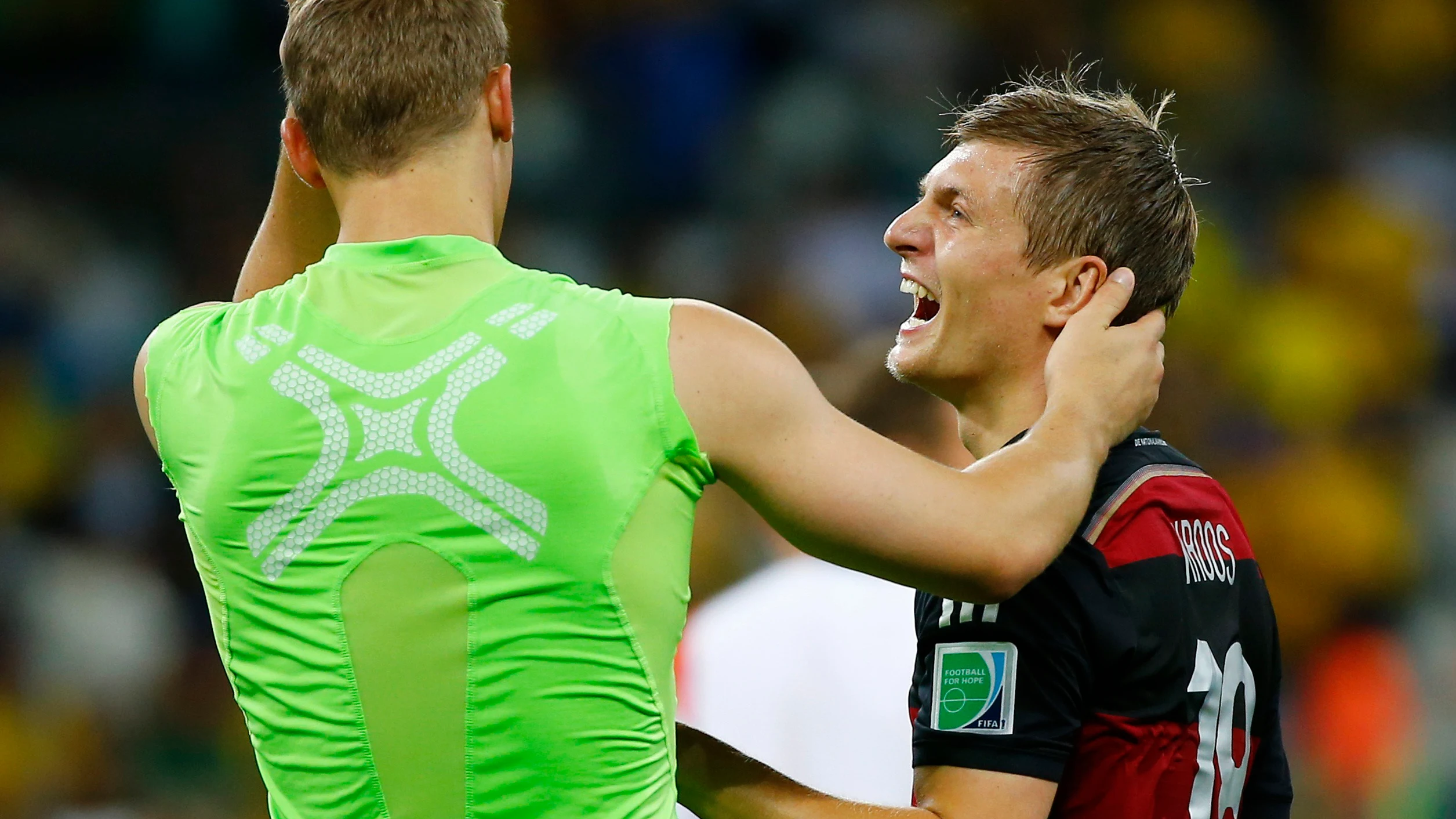 Toni Kroos se ríe junto a Neuer Toni Kroos se ríe junto a Neuer