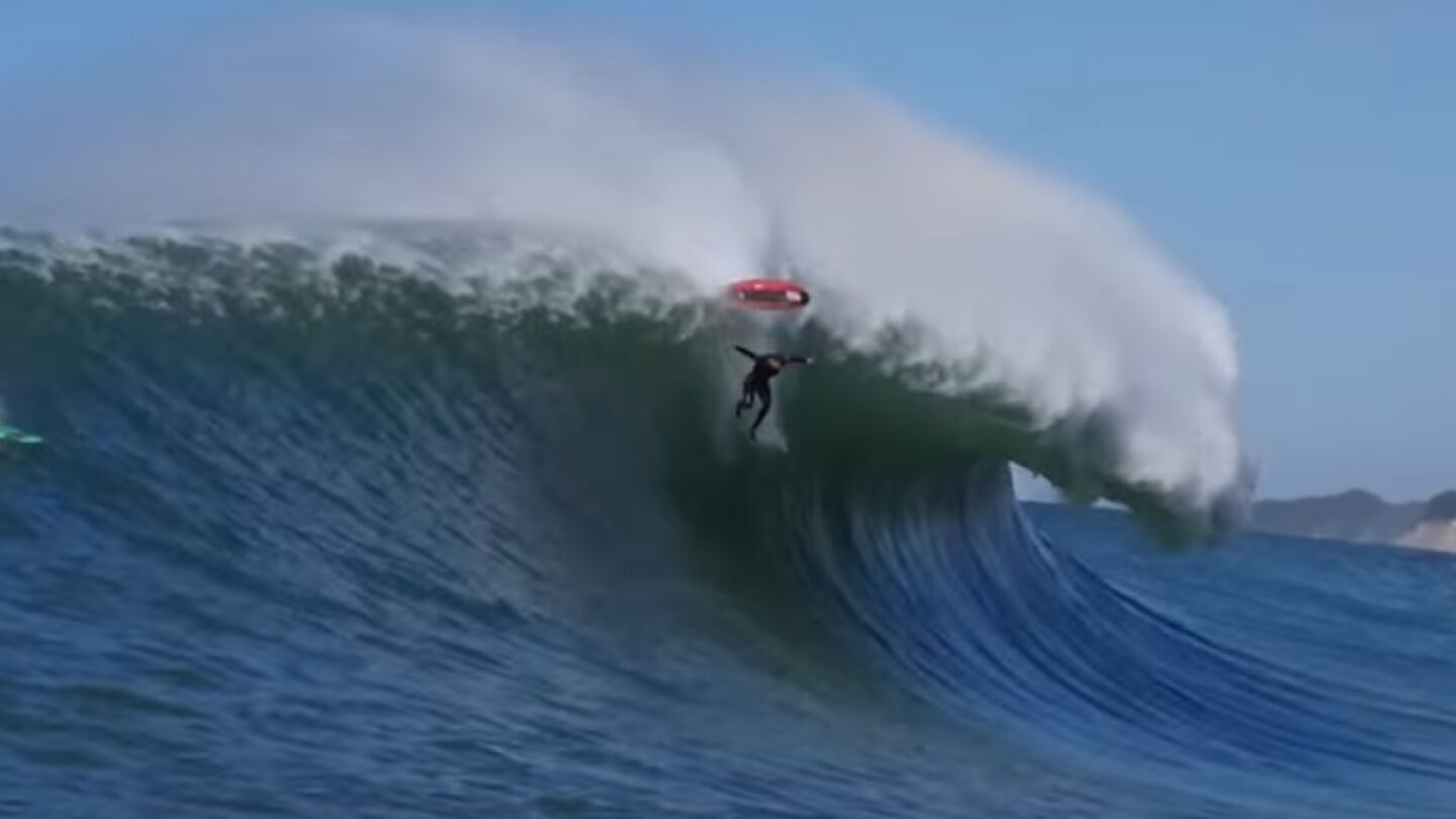 Ca&iacute;da de un surfista en Mavericks, California