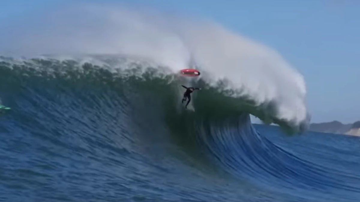 Caída de un surfista en Mavericks, California