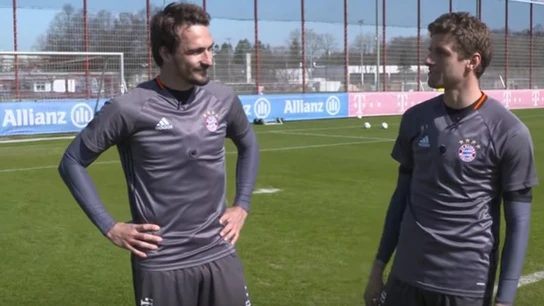Muller y Hummels en el reto de los dos toques Muller y Hummels en el reto de los dos toques