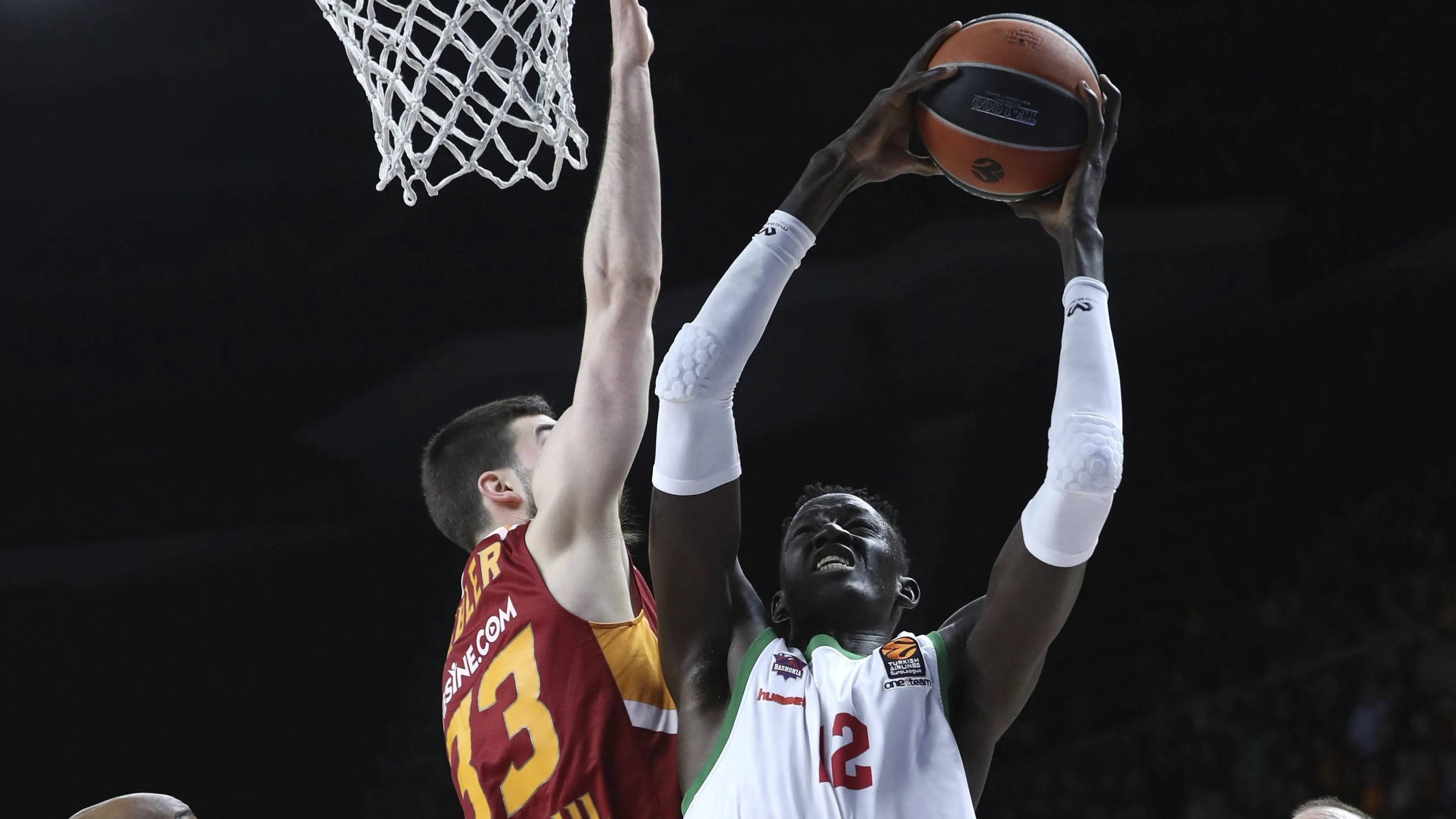 Ilimane Diop intenta anotar ante la defensa de Jon Diebler Ilimane Diop intenta anotar ante la defensa de Jon Diebler
