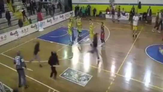 Pelea entre ultras en mitad de un partido de baloncesto en Italia Pelea entre ultras en mitad de un partido de baloncesto en Italia