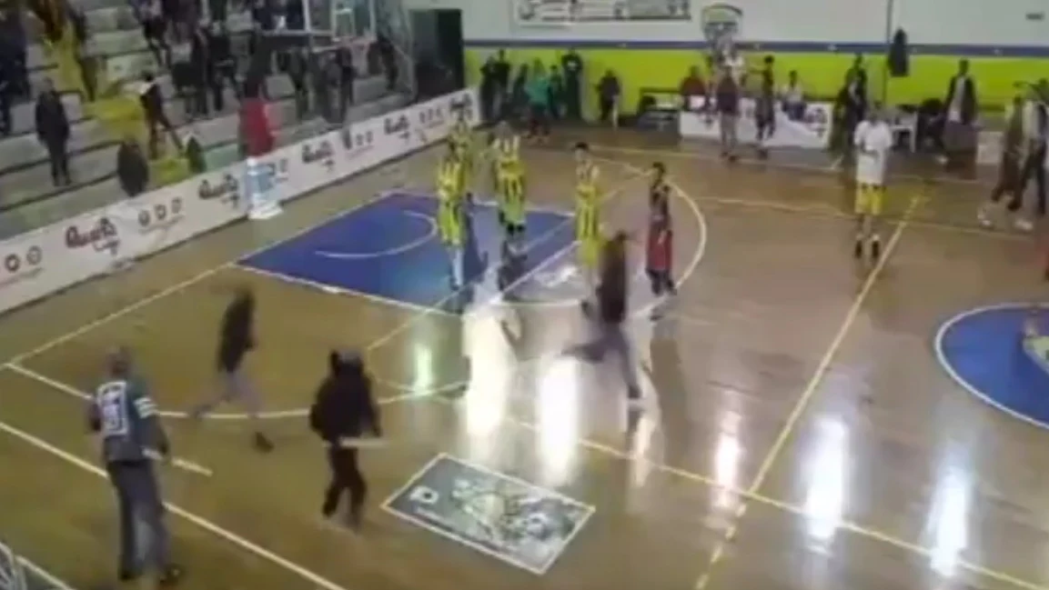 Pelea entre ultras en mitad de un partido de baloncesto en Italia Pelea entre ultras en mitad de un partido de baloncesto en Italia