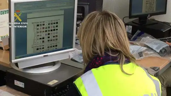 Una agente de la Guardia Civil con un ordenador Una agente de la Guardia Civil con un ordenador que contiene archivos de pornografía infantil