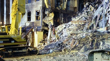 Una grúa trabaja entre los escombros del atentado