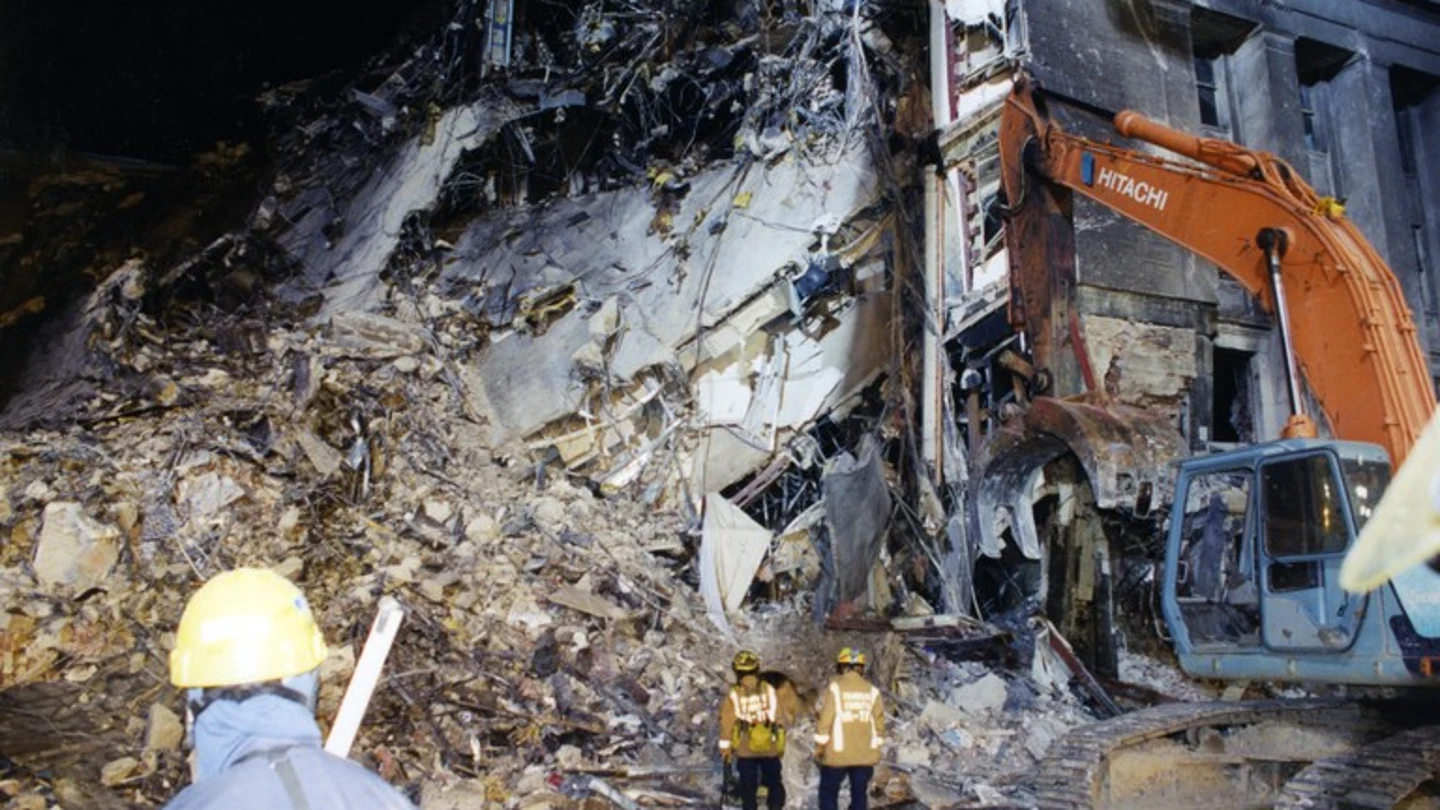 El agujero en la pared del Pentágono tras el impacto del avión NUEVAS IMÁGENES DEL 11-S