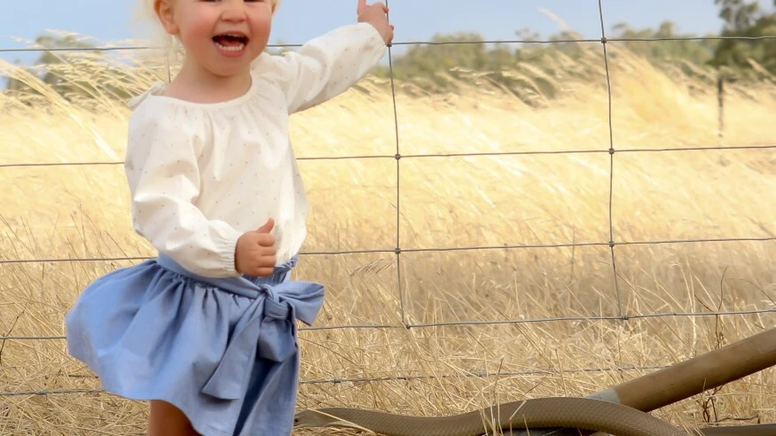 La fotografía de la niña junto a la serpiente