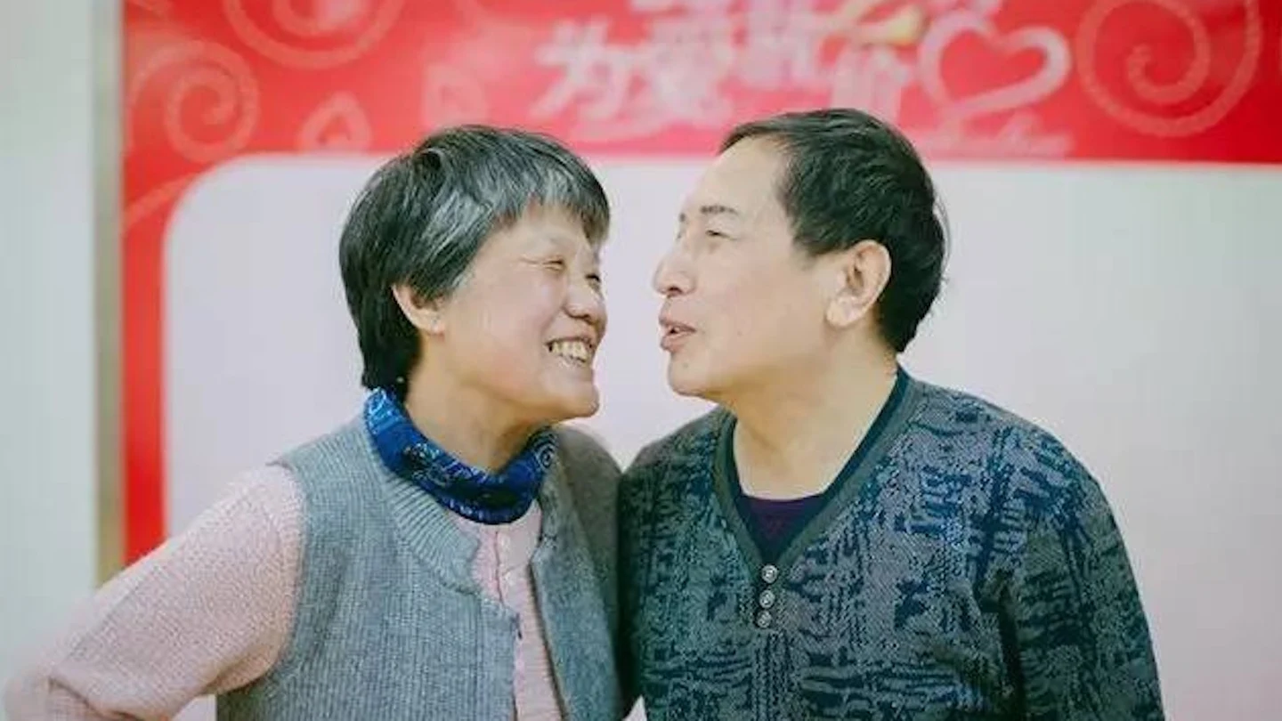 Xin Yue posa sonriente junto a su esposa Xin Yue posa sonriente junto a su esposa