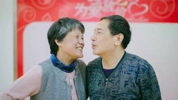 Xin Yue posa sonriente junto a su esposa