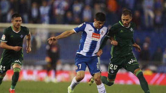 Gerard Moreno intenta proteger el bal&oacute;n ante Pezzella