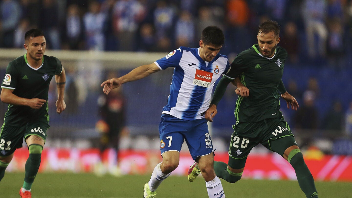 Gerard Moreno intenta proteger el bal&oacute;n ante Pezzella