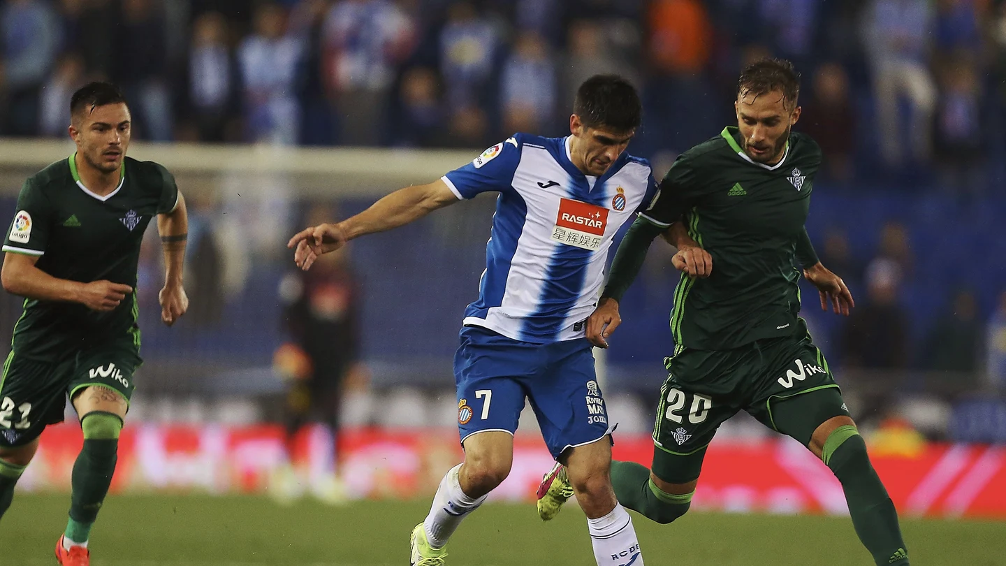 Gerard Moreno intenta proteger el balón ante Pezzella Gerard Moreno intenta proteger el balón ante Pezzella