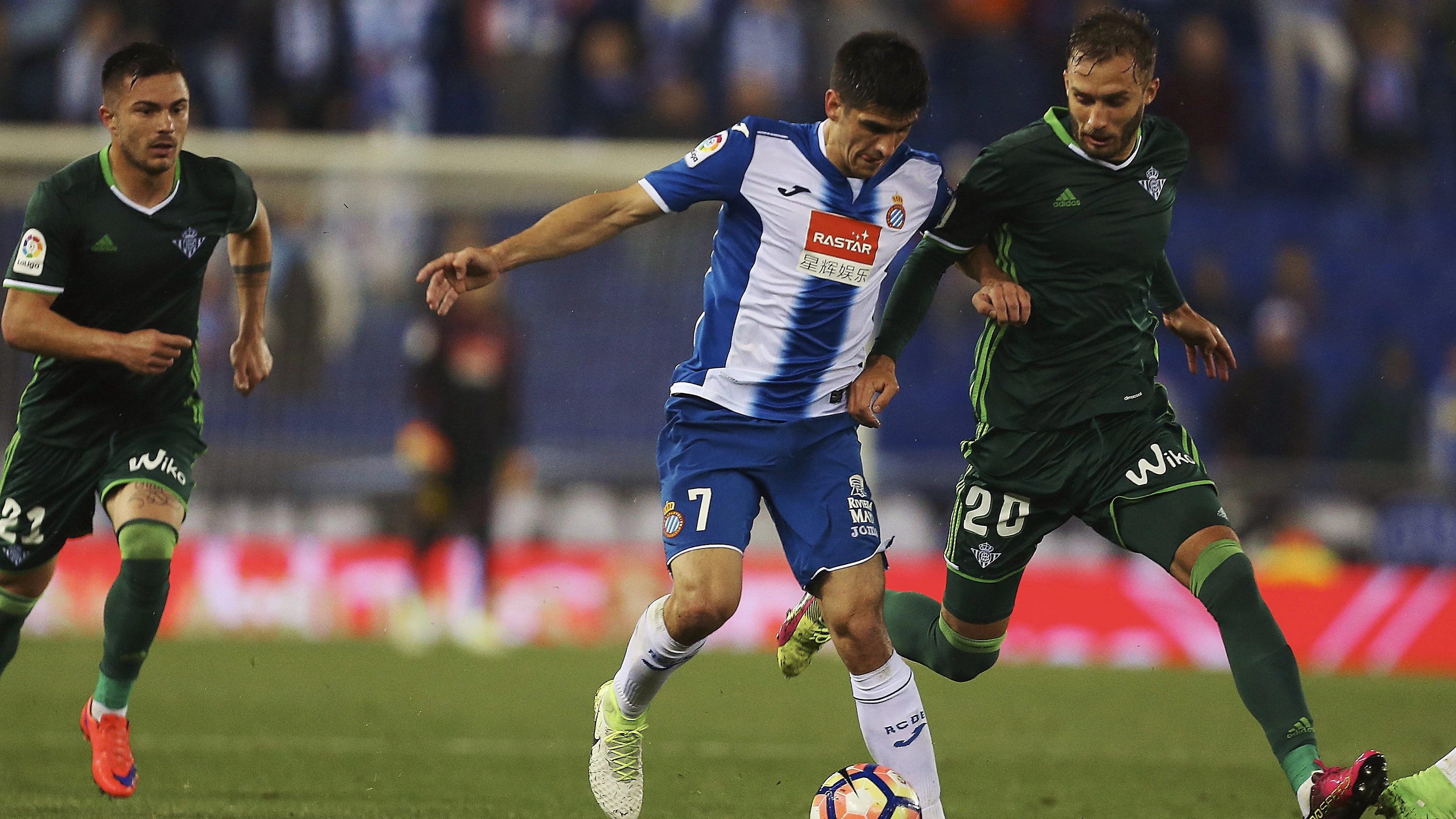 Gerard Moreno intenta proteger el balón ante Pezzella