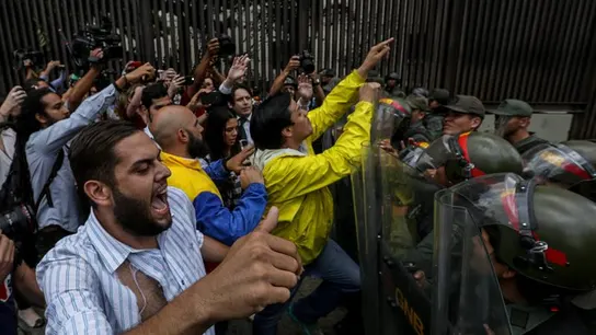 Soldados de la Guardia Nacional impiden el paso de un grupo de diputados Soldados de la Guardia Nacional impiden el paso de un grupo de diputados