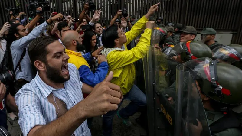 Soldados de la Guardia Nacional impiden el paso de un grupo de diputados