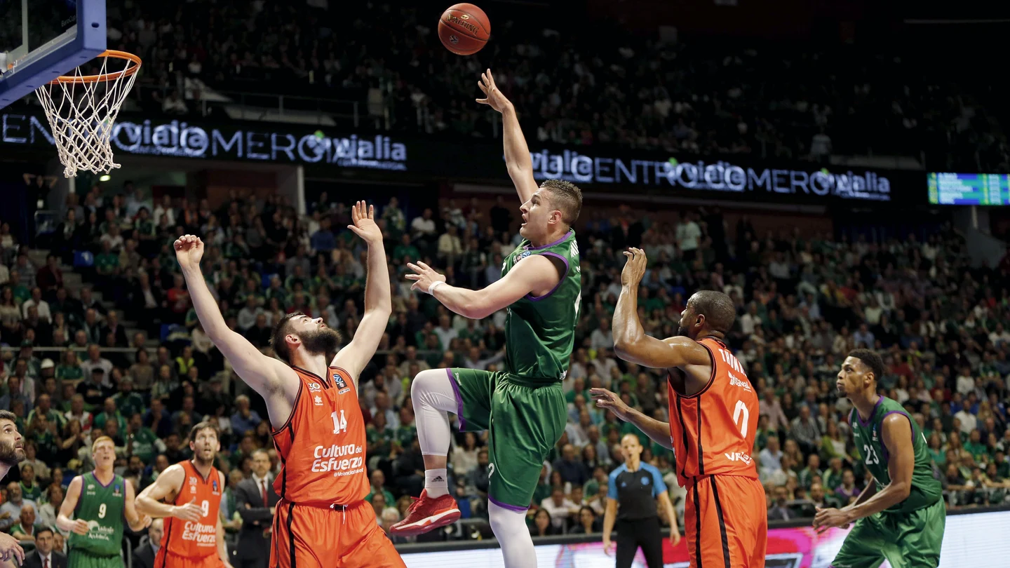 Alen Omic lanza a canasta ante la defensa del Valencia Basket Alen Omic lanza a canasta ante la defensa del Valencia Basket