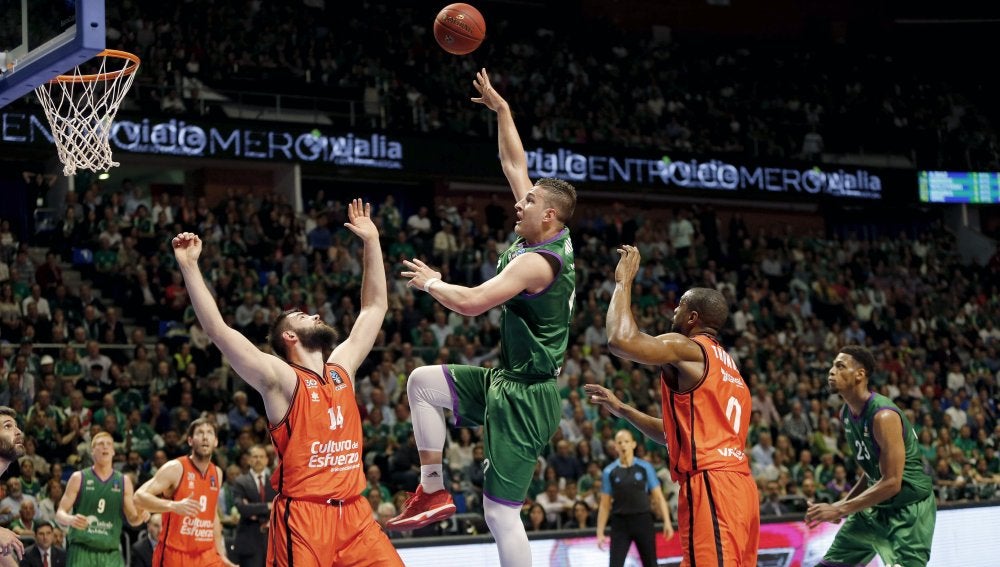 Alen Omic lanza a canasta ante la defensa del Valencia Basket