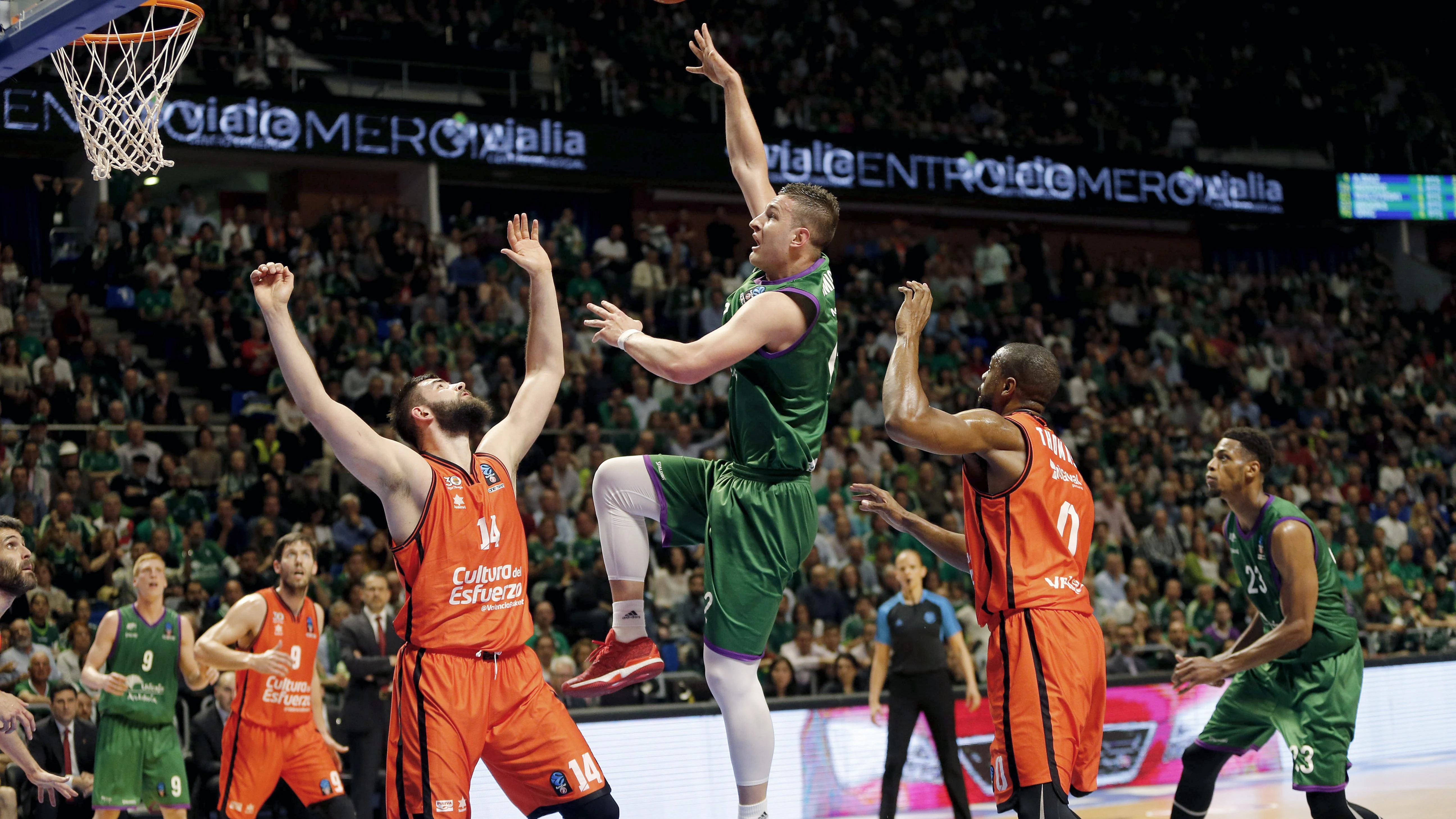Alen Omic lanza a canasta ante la defensa del Valencia Basket