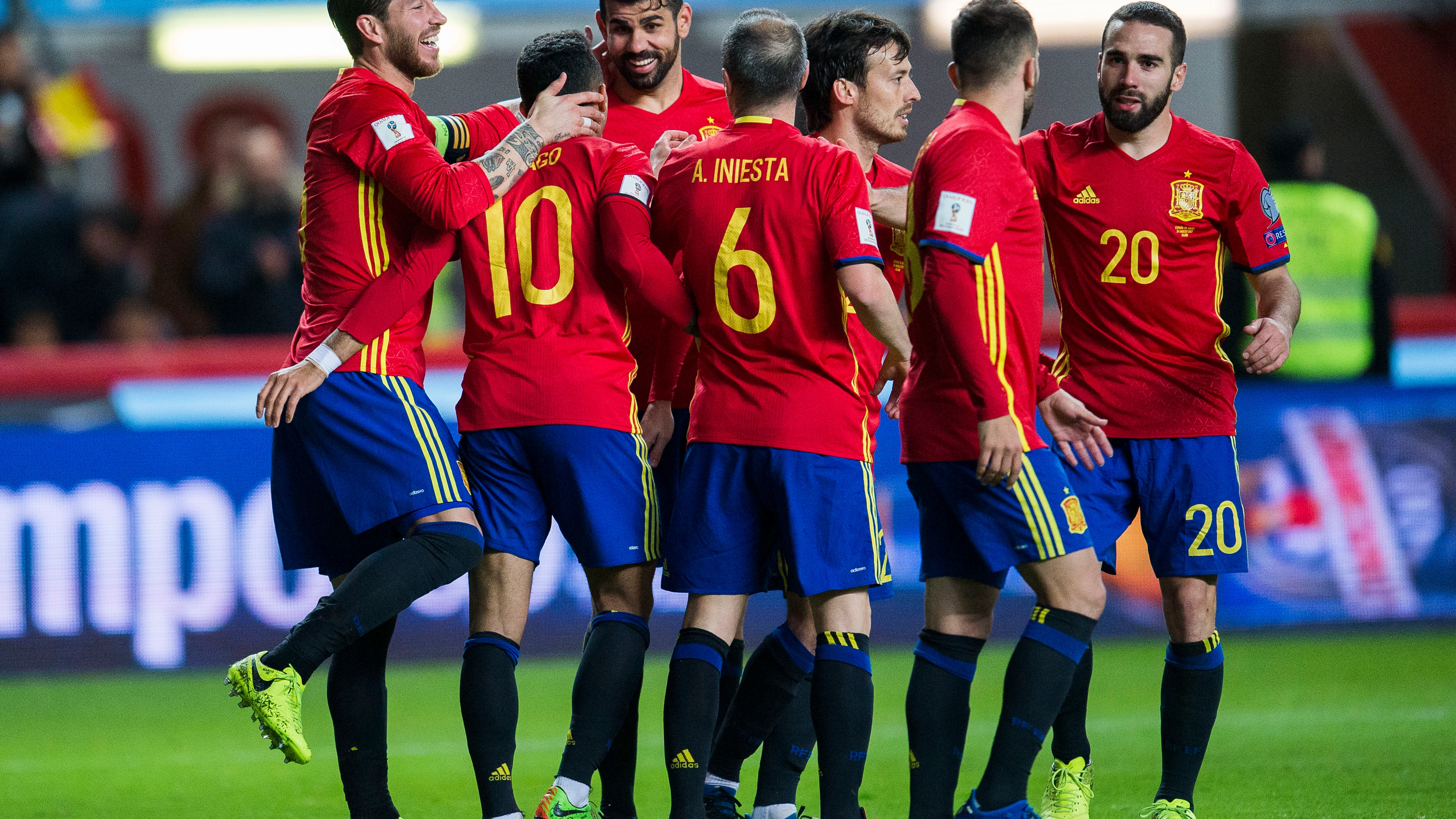 Jugadores de España celebrando un gol