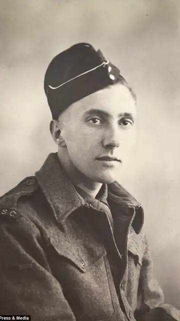 Peter Davies, ex soldado de la Segunda Guerra Mundial Peter Davies, ex soldado de la Segunda Guerra Mundial