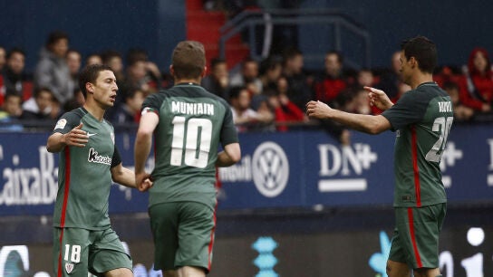 Aduriz celebra su gol contra el Eibar junto a sus compa&ntilde;eros del Athletic