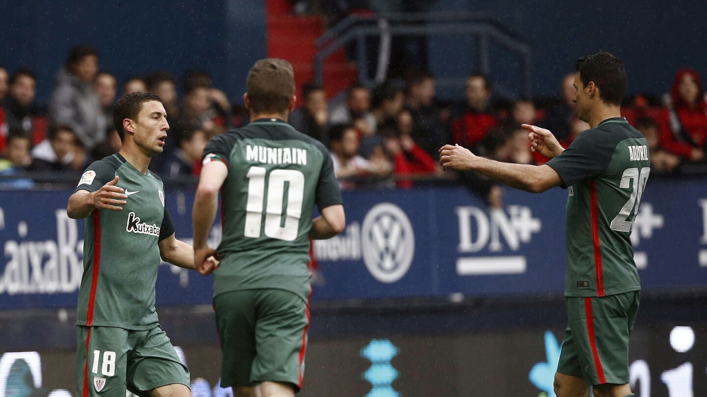 Aduriz celebra su gol contra el Eibar junto a sus compa&ntilde;eros del Athletic