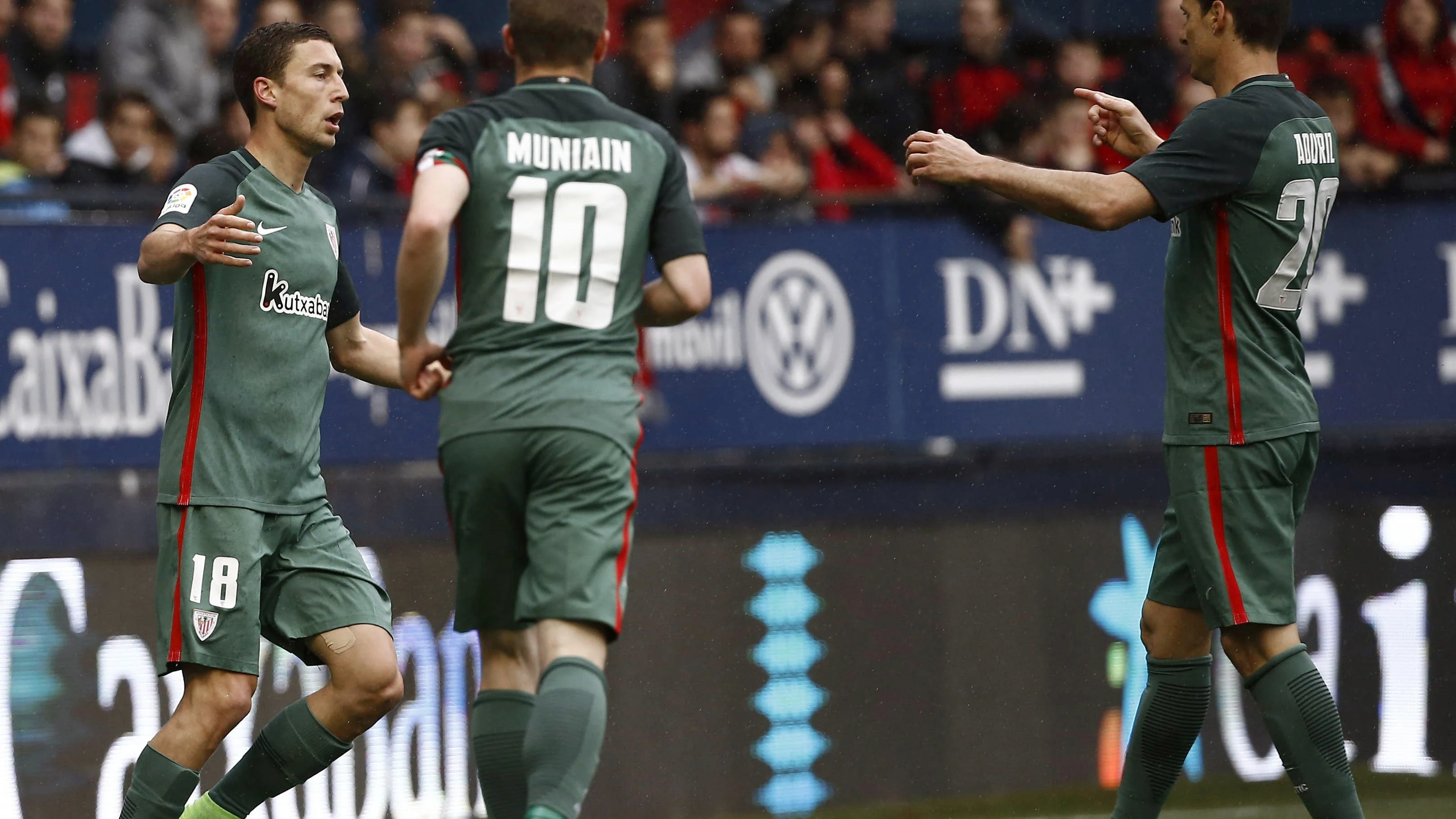 Aduriz celebra su gol contra el Eibar junto a sus compañeros del Athletic