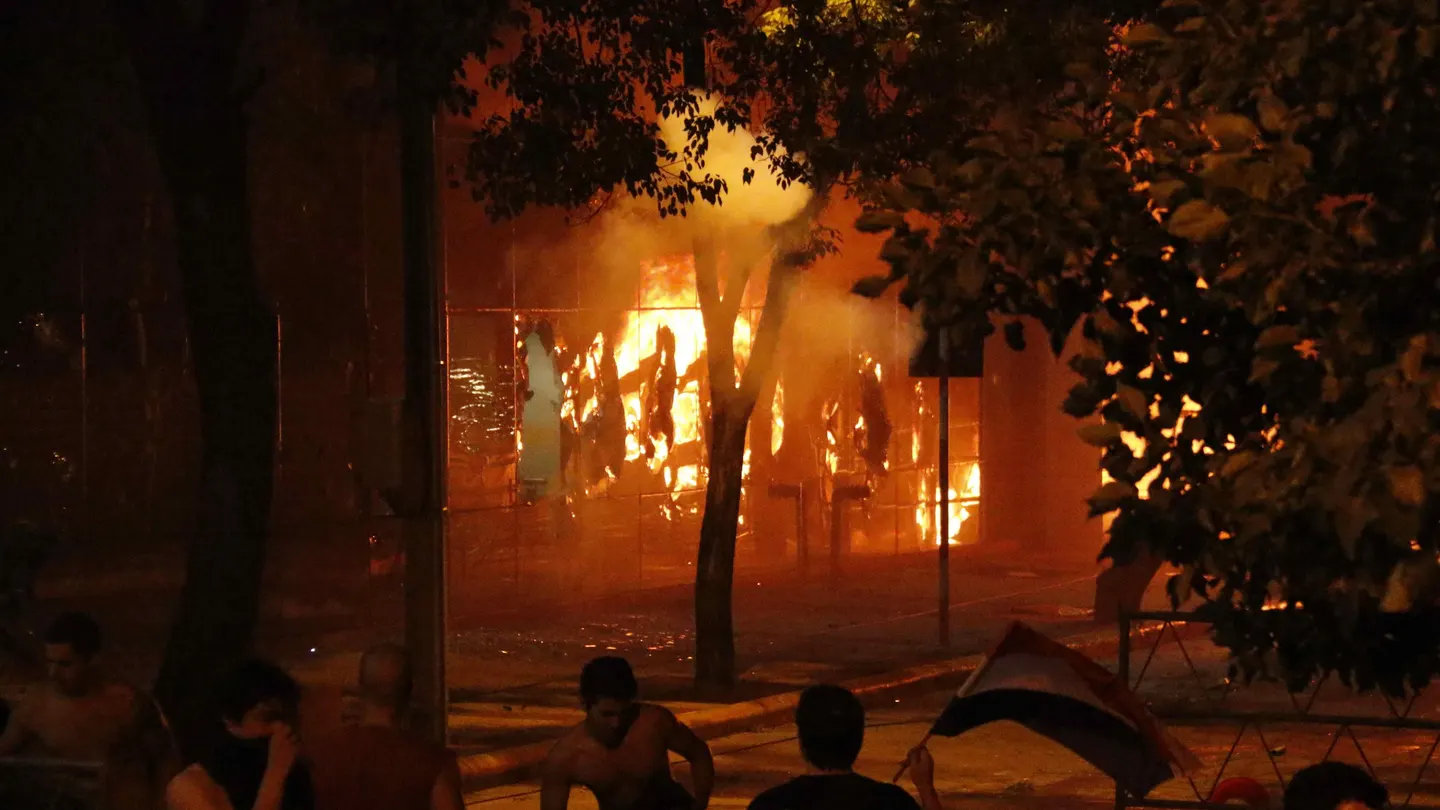 Manifestantes encienden una barricada frente al Congreso Nacional de Paraguay Manifestantes encienden una barricada frente al Congreso Nacional de Paraguay