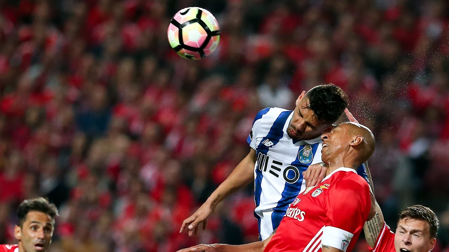 Luisao y Soares disputan el balón por alto en el Benfica - Oporto Luisao y Soares disputan el balón por alto en el Benfica - Oporto